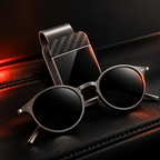 Porte-lunettes Reinhardt effet carbone avec lunettes de soleil sur cuir noir